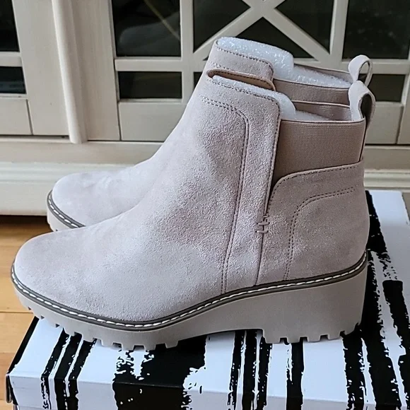 Dolce Vita Lug Sole Chelsea Boot, New In Box, Size 9.5 Color: Camel - Picture 9 of 15